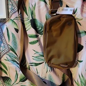Lululemon Everywhere belt bag burnt caramel